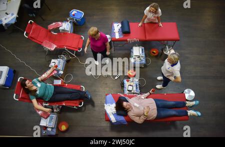 Lviv, Ukraine. Dezember 2023. Die Leute spenden Blut für das ukrainische Militär im Soldatenhaus in Lemberg. Aufgrund des russisch-ukrainischen Krieges benötigen Blutzentren ständig Blut von verschiedenen Gruppen für das ukrainische Militär, das die Ukraine vor der russischen Invasion verteidigt. Neben der regelmäßigen Blutentnahme organisieren die Zentren auch außerhalb der Stadt Blutentnahmestellen. Insbesondere fand eine solche Veranstaltung im Soldatenhaus in Lemberg statt, wo Zivilisten Blut für das ukrainische Militär spenden konnten. Quelle: SOPA Images Limited/Alamy Live News Stockfoto