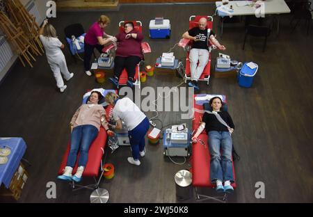 Lviv, Ukraine. Dezember 2023. Die Leute spenden Blut für das ukrainische Militär im Soldatenhaus in Lemberg. Aufgrund des russisch-ukrainischen Krieges benötigen Blutzentren ständig Blut von verschiedenen Gruppen für das ukrainische Militär, das die Ukraine vor der russischen Invasion verteidigt. Neben der regelmäßigen Blutentnahme organisieren die Zentren auch außerhalb der Stadt Blutentnahmestellen. Insbesondere fand eine solche Veranstaltung im Soldatenhaus in Lemberg statt, wo Zivilisten Blut für das ukrainische Militär spenden konnten. (Foto: © Pavlo Palamarchuk/SOPA Bilder via ZUMA Press Wire) Stockfoto