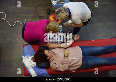 Lviv, Ukraine. Dezember 2023. Eine Frau spendet Blut für das ukrainische Militär im Soldatenhaus in Lemberg. Aufgrund des russisch-ukrainischen Krieges benötigen Blutzentren ständig Blut von verschiedenen Gruppen für das ukrainische Militär, das die Ukraine vor der russischen Invasion verteidigt. Neben der regelmäßigen Blutentnahme organisieren die Zentren auch außerhalb der Stadt Blutentnahmestellen. Insbesondere fand eine solche Veranstaltung im Soldatenhaus in Lemberg statt, wo Zivilisten Blut für das ukrainische Militär spenden konnten. (Foto: © Pavlo Palamarchuk/SOPA Bilder via ZUMA Press Wire Stockfoto