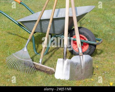 Verschiedene Gartenwerkzeuge zur Gartenreinigung Stockfoto