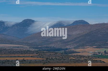 Halbwüstenlandschaft und Berge in der Nähe von Oudtshoorn Südafrika Stockfoto