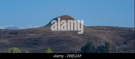 Halbwüstenlandschaft und Berge in der Nähe von Oudtshoorn Südafrika Stockfoto