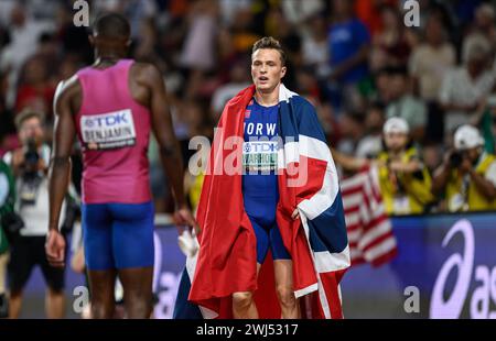 Karsten WARHOLM feiert seine Medaille mit der Flagge bei der Budapester Leichtathletik-Weltmeisterschaft 2023. Stockfoto