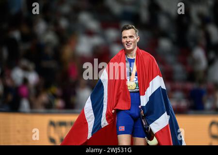 Karsten WARHOLM feiert seine Medaille mit der Flagge bei der Budapester Leichtathletik-Weltmeisterschaft 2023. Stockfoto