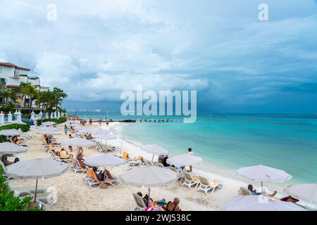 Cancun, Mexiko - 11. September 2021: Touristen am Strand in einem All-Inclusive-Hotel in Cancun, Mexiko. Stockfoto