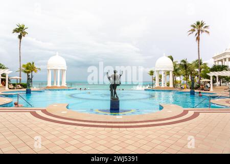 Cancun, Mexiko - 17. September 2021: Blick mit Pool auf das wunderschöne Hotel Riu Palace Las Americas in der Hotelzone von Cancun Stockfoto