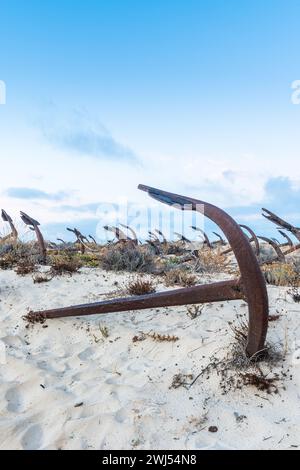 Ankerfriedhof von Santa Luzia, Portugal. Sanddünen am Strand Praia do Barril, Algarve Stockfoto