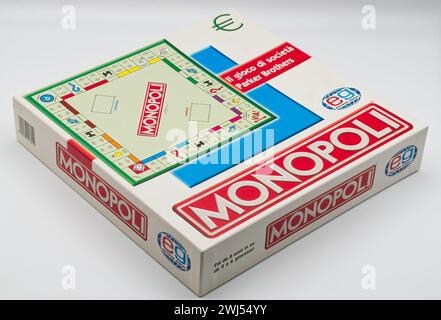 Das Brettspiel des Monopols isoliert auf weiß. Italienische Ausgabe. Stockfoto