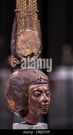 Eine Nahaufnahme von Königin Tiyes Kopf, einem altägyptischen Artefakt aus dem Neuen Museum Berlin Stockfoto