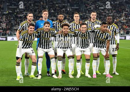 Turin, Italien. Februar 2024. Der Juventus FC startete elf für ein Mannschaftsfoto vor dem Auftakt in der hinteren Reihe ( L bis R ); Adrien Rabiot, Wojciech Szczesny, Gleison Bremer, Arkadiusz Milik, Federico Gatti und Timothy Weah in der ersten Reihe ( L bis R ); Andrea Cambiaso, Manuel Locatelli, Weston McKennie, Federico Chiesa und Alex Sandro, im Allianz Stadium in Turin. Der Bildnachweis sollte lauten: Jonathan Moscrop/Sportimage Credit: Sportimage Ltd/Alamy Live News Stockfoto