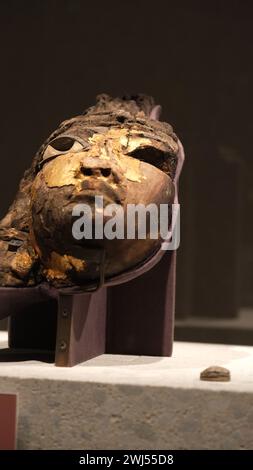 Eine Nahaufnahme von Königin Tiyes Kopf, einem altägyptischen Artefakt aus dem Neuen Museum Berlin Stockfoto