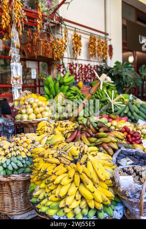 Frische exotische Früchte auf dem berühmten Markt in Funchal Mercado dos Lavradores Madeira, Portugal Stockfoto