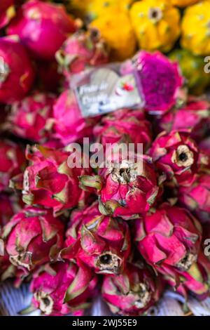 Frische exotische Früchte auf dem berühmten Markt in Funchal Mercado dos Lavradores Madeira, Portugal Stockfoto