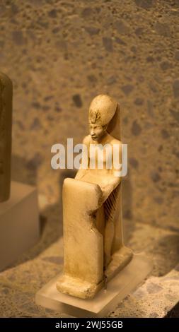 Antike ägyptische Artefakte aus dem Neuen Museum Berlin, die Amarna-Zeit der 18. Dynastie Ägyptens unter Pharao Aschenaten Stockfoto