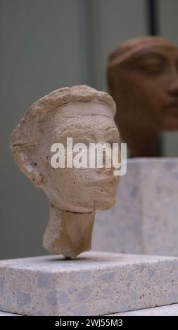 Antike ägyptische Artefakte aus dem Neuen Museum Berlin, die Amarna-Zeit der 18. Dynastie Ägyptens unter Pharao Aschenaten Stockfoto