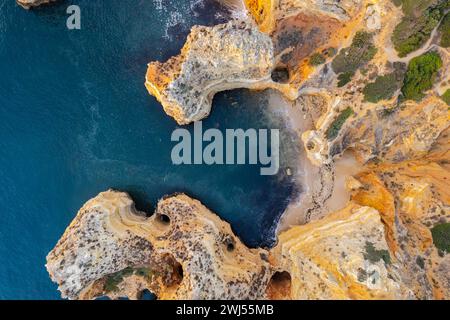 Ponta da Piedade in Algrave, Portugal. Drohnenblick bei Sonnenaufgang Stockfoto