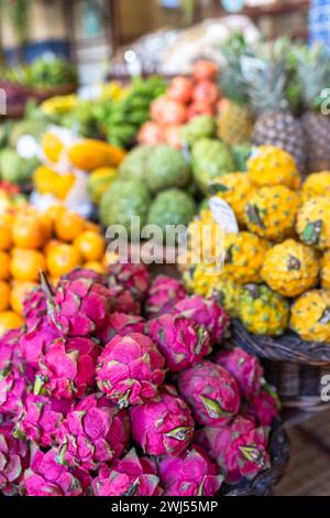 Frische exotische Früchte auf dem berühmten Markt in Funchal Mercado dos Lavradores Madeira, Portugal Stockfoto