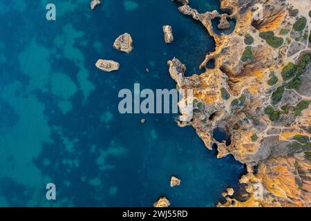 Ponta da Piedade in Algrave, Portugal. Drohnenblick bei Sonnenaufgang Stockfoto