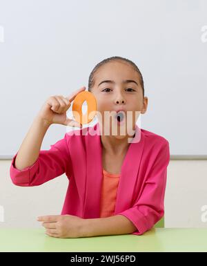 Kleines Mädchen im Büro Ausbildung korrekte Aussprache üben verschiedene Geräusche Stockfoto