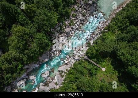 Alpenlandschaft und smaragdgrüner Soca-Fluss in Slowenien Stockfoto