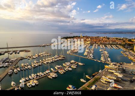 Izola an der Adriaküste der istrischen Halbinsel in Slowenien. Draufsicht Stockfoto