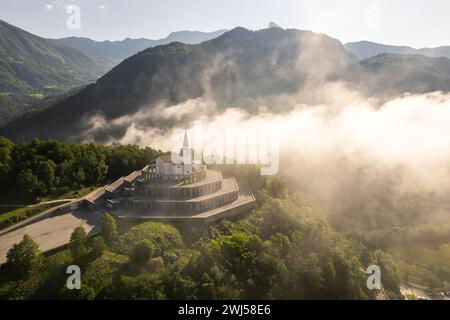 Drohnenblick auf St. Anton Kirche und Kobarid Ossuary in Slowenien. Caporetto-Denkmal aus dem Ersten Weltkrieg Stockfoto