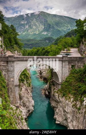 Napoleon-Brücke bei Kobarid über den Fluss Soca im Soca-Tal, Slowenien Stockfoto