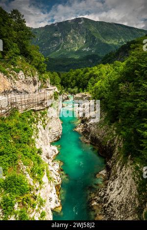 Blick von der Napoleon-Brücke in der Nähe von Kobarid über den Soca-Fluss im Soca-Tal, Slowenien Stockfoto