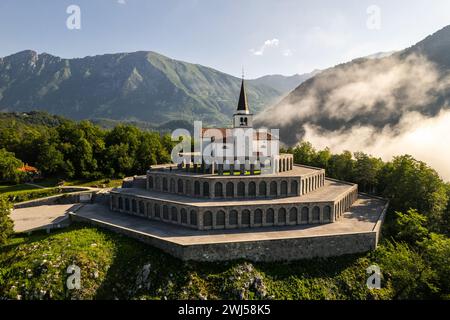 Drohnenblick auf St. Anton Kirche und Kobarid Ossuary in Slowenien. Caporetto-Denkmal aus dem Ersten Weltkrieg Stockfoto