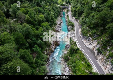 Fluss Soca, Slowenien. Kristallklare und smaragdgrüne Landschaft. Drohnenansicht Stockfoto