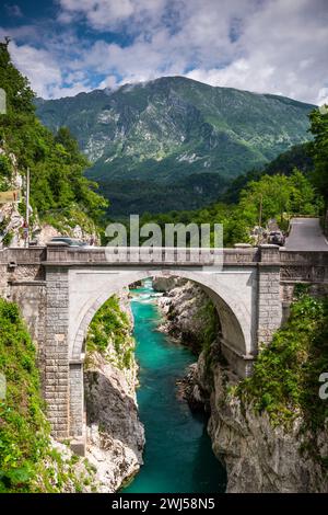 Napoleon-Brücke bei Kobarid über den Fluss Soca im Soca-Tal, Slowenien Stockfoto