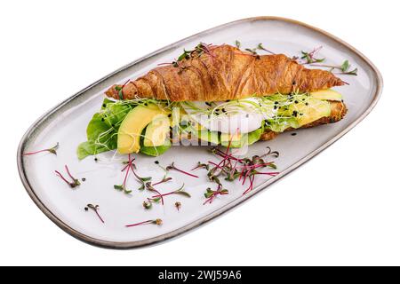 Croissant benedict Lachs mit pochiertem Ei, serviert mit frischem Salat Stockfoto