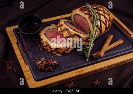 Rinderfilet-Rollen auf Holzbrett gefüllt Stockfoto