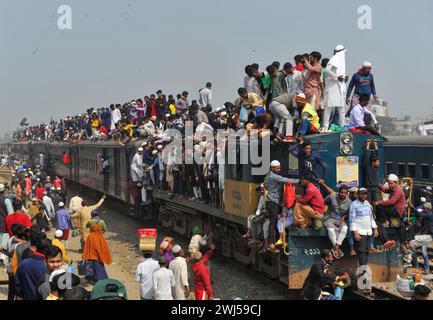 Tausende muslimischer Gläubiger kehren in einem überfüllten Zug nach Hause zurück, nachdem sie das letzte Gebet von Bishwa Ijtema in der 2. Phase besucht haben, die nach dem Hajj in Mekka als zweitgrößte muslimische Versammlung der Welt gilt. Tongi, am Stadtrand von Dhaka. Bangladesch. Stockfoto