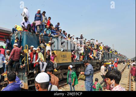 Tausende muslimischer Gläubiger kehren in einem überfüllten Zug nach Hause zurück, nachdem sie das letzte Gebet von Bishwa Ijtema in der 2. Phase besucht haben, die nach dem Hajj in Mekka als zweitgrößte muslimische Versammlung der Welt gilt. Tongi, am Stadtrand von Dhaka. Bangladesch. Stockfoto