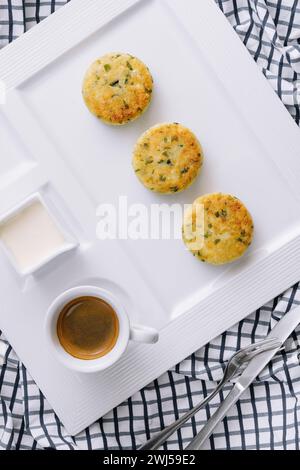 Traditionelles Frühstück mit Kaffee und Käsekuchen, Hüttenkäsepfannkuchen Stockfoto