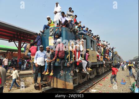 Tausende muslimischer Gläubiger kehren in einem überfüllten Zug nach Hause zurück, nachdem sie das letzte Gebet von Bishwa Ijtema in der 2. Phase besucht haben, die nach dem Hajj in Mekka als zweitgrößte muslimische Versammlung der Welt gilt. Tongi, am Stadtrand von Dhaka. Bangladesch. Stockfoto