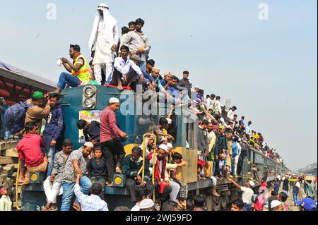 Tausende muslimischer Gläubiger kehren in einem überfüllten Zug nach Hause zurück, nachdem sie das letzte Gebet von Bishwa Ijtema in der 2. Phase besucht haben, die nach dem Hajj in Mekka als zweitgrößte muslimische Versammlung der Welt gilt. Tongi, am Stadtrand von Dhaka. Bangladesch. Stockfoto