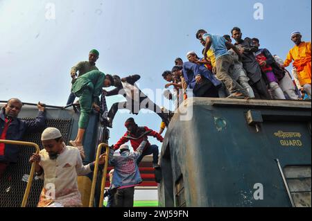 Tausende muslimischer Gläubiger kehren in einem überfüllten Zug nach Hause zurück, nachdem sie das letzte Gebet von Bishwa Ijtema in der 2. Phase besucht haben, die nach dem Hajj in Mekka als zweitgrößte muslimische Versammlung der Welt gilt. Tongi, am Stadtrand von Dhaka. Bangladesch. Stockfoto