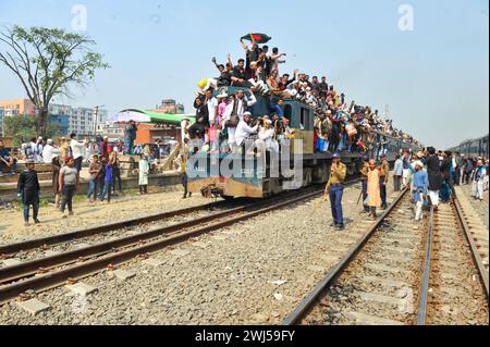 Tausende muslimischer Gläubiger kehren in einem überfüllten Zug nach Hause zurück, nachdem sie das letzte Gebet von Bishwa Ijtema in der 2. Phase besucht haben, die nach dem Hajj in Mekka als zweitgrößte muslimische Versammlung der Welt gilt. Tongi, am Stadtrand von Dhaka. Bangladesch. Stockfoto