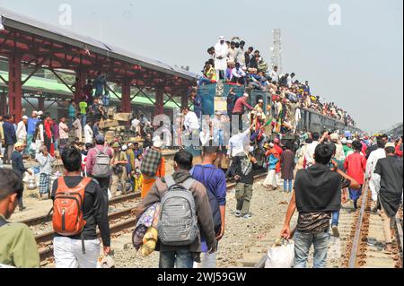 Tausende muslimischer Gläubiger kehren in einem überfüllten Zug nach Hause zurück, nachdem sie das letzte Gebet von Bishwa Ijtema in der 2. Phase besucht haben, die nach dem Hajj in Mekka als zweitgrößte muslimische Versammlung der Welt gilt. Tongi, am Stadtrand von Dhaka. Bangladesch. Stockfoto