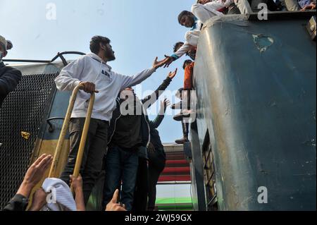 Tausende muslimischer Gläubiger kehren in einem überfüllten Zug nach Hause zurück, nachdem sie das letzte Gebet von Bishwa Ijtema in der 2. Phase besucht haben, die nach dem Hajj in Mekka als zweitgrößte muslimische Versammlung der Welt gilt. Tongi, am Stadtrand von Dhaka. Bangladesch. Stockfoto