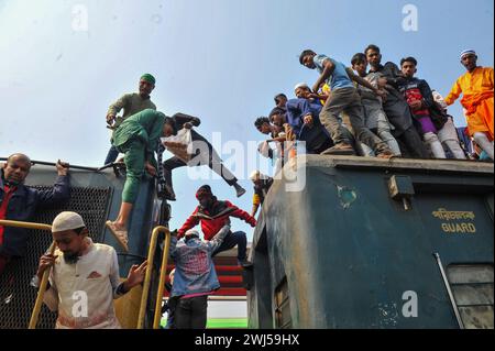 Tausende muslimischer Gläubiger kehren in einem überfüllten Zug nach Hause zurück, nachdem sie das letzte Gebet von Bishwa Ijtema in der 2. Phase besucht haben, die nach dem Hajj in Mekka als zweitgrößte muslimische Versammlung der Welt gilt. Tongi, am Stadtrand von Dhaka. Bangladesch. Stockfoto