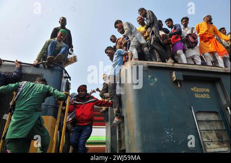 Tausende muslimischer Gläubiger kehren in einem überfüllten Zug nach Hause zurück, nachdem sie das letzte Gebet von Bishwa Ijtema in der 2. Phase besucht haben, die nach dem Hajj in Mekka als zweitgrößte muslimische Versammlung der Welt gilt. Tongi, am Stadtrand von Dhaka. Bangladesch. Stockfoto