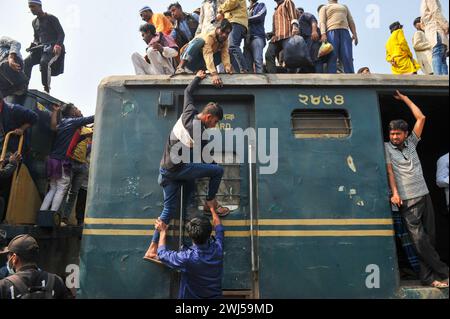 Tausende muslimischer Gläubiger kehren in einem überfüllten Zug nach Hause zurück, nachdem sie das letzte Gebet von Bishwa Ijtema in der 2. Phase besucht haben, die nach dem Hajj in Mekka als zweitgrößte muslimische Versammlung der Welt gilt. Tongi, am Stadtrand von Dhaka. Bangladesch. Stockfoto