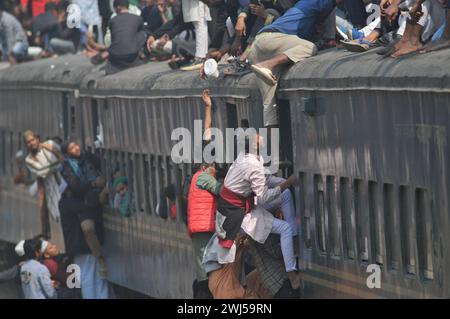 Tausende muslimischer Gläubiger kehren in einem überfüllten Zug nach Hause zurück, nachdem sie das letzte Gebet von Bishwa Ijtema in der 2. Phase besucht haben, die nach dem Hajj in Mekka als zweitgrößte muslimische Versammlung der Welt gilt. Tongi, am Stadtrand von Dhaka. Bangladesch. Stockfoto
