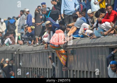 Tausende muslimischer Gläubiger kehren in einem überfüllten Zug nach Hause zurück, nachdem sie das letzte Gebet von Bishwa Ijtema in der 2. Phase besucht haben, die nach dem Hajj in Mekka als zweitgrößte muslimische Versammlung der Welt gilt. Tongi, am Stadtrand von Dhaka. Bangladesch. Stockfoto