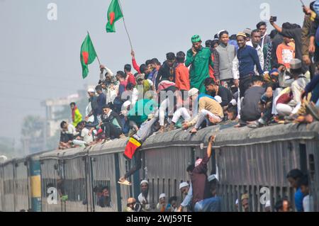 Tausende muslimischer Gläubiger kehren in einem überfüllten Zug nach Hause zurück, nachdem sie das letzte Gebet von Bishwa Ijtema in der 2. Phase besucht haben, die nach dem Hajj in Mekka als zweitgrößte muslimische Versammlung der Welt gilt. Tongi, am Stadtrand von Dhaka. Bangladesch. Stockfoto