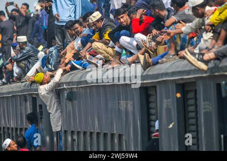 Tausende muslimischer Gläubiger kehren in einem überfüllten Zug nach Hause zurück, nachdem sie das letzte Gebet von Bishwa Ijtema in der 2. Phase besucht haben, die nach dem Hajj in Mekka als zweitgrößte muslimische Versammlung der Welt gilt. Tongi, am Stadtrand von Dhaka. Bangladesch. Stockfoto