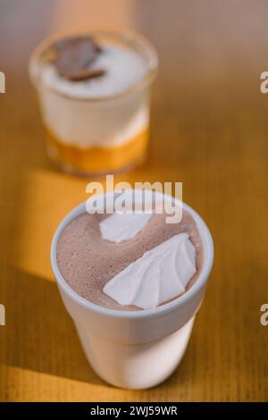 Heiße Schokolade mit Marshmallows auf Holztisch Stockfoto